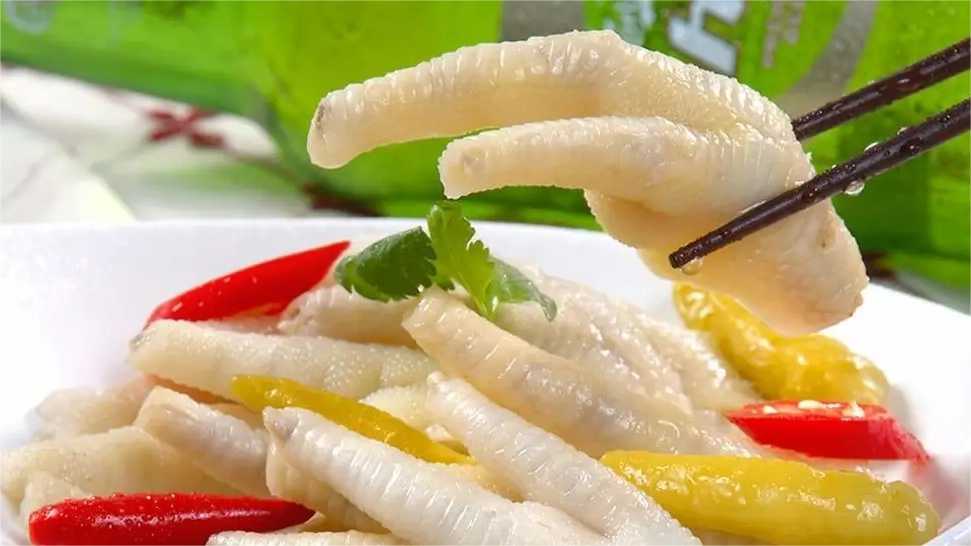 泡椒鳳爪塑料保鮮盒包裝機(jī)：鎖住美味，保鮮每一刻
